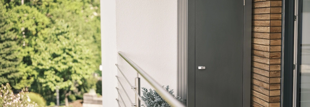 Ein Terrassenschrank von Biohort steht auf einem Balkon